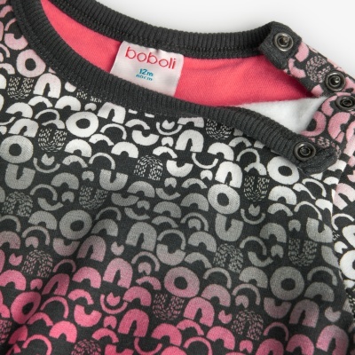 Camisola de bebé com padrão gráfico em tons de cinza, branco e rosa e botões de pressão no ombro