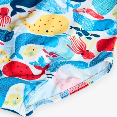 Padrão colorido de animais marinhos em peça de roupa branca