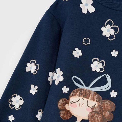 Sweatshirt azul escuro com estampa de menina e flores