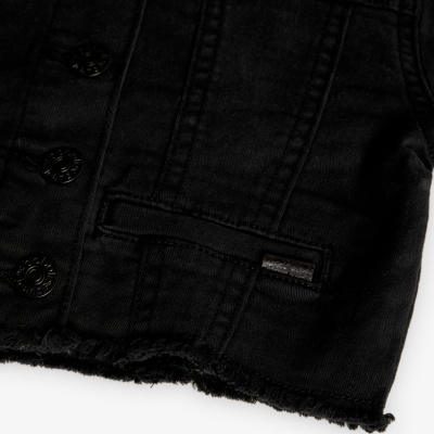 Casaco preto de ganga com botões e costuras visíveis, bainha desfiada