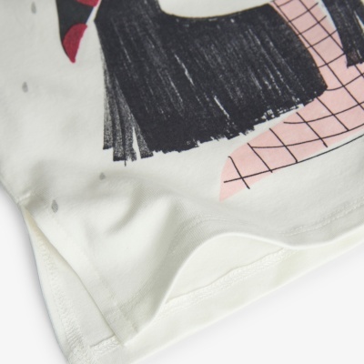 tecido branco com estampa colorida e bainha costurada