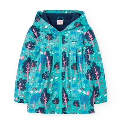 Casaco infantil azul-turquesa com padrão de árvores coloridas e fecho de correr