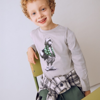 Camisola cinzenta de criança com estampa de lobo e calças verdes