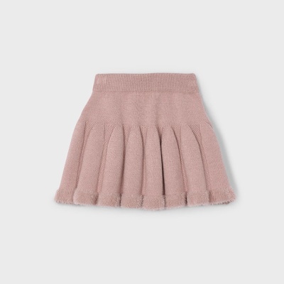 Saia rosa de malha com plissados sobre fundo cinzento