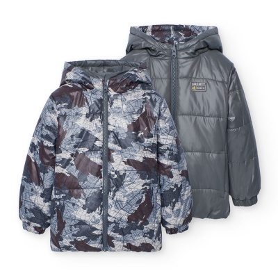 Duas jaquetas infantis acolchoadas com capuz, uma camuflada e outra cinza sólida