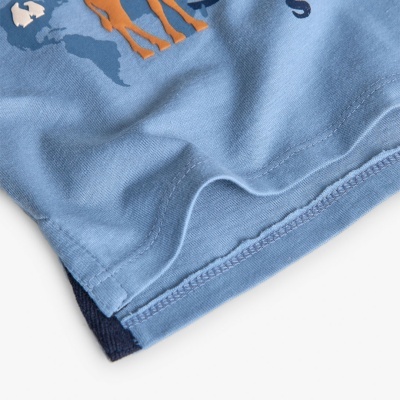 Parte inferior de t-shirt azul clara com costuras e estampa