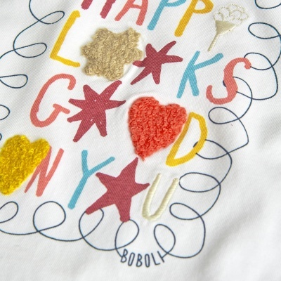 Camisa branca com estampado colorido e texturas em relevo