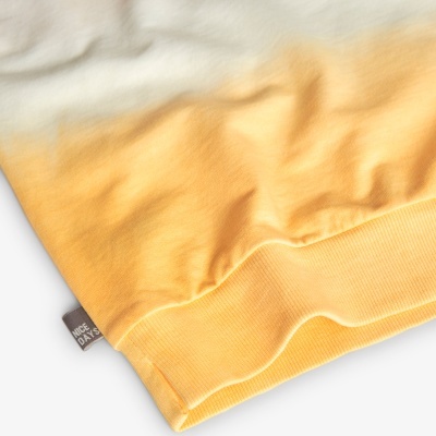 Peça de roupa branca e amarela com etiqueta NICE DAY