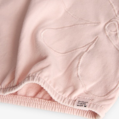 Tecido rosa claro com costura de flor e etiqueta pequena 'babae made with ♡'