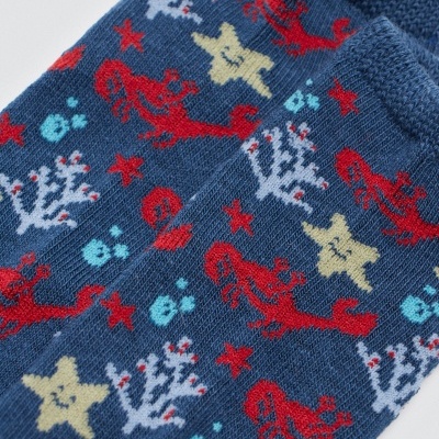 Meias azuis com padrão marinho colorido tricotado