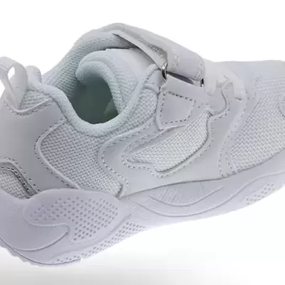 Sapatilha desportiva branca para criança em fundo branco