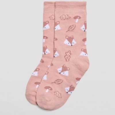 Meias cor de rosa com padrão de raposas, folhas e cogumelos