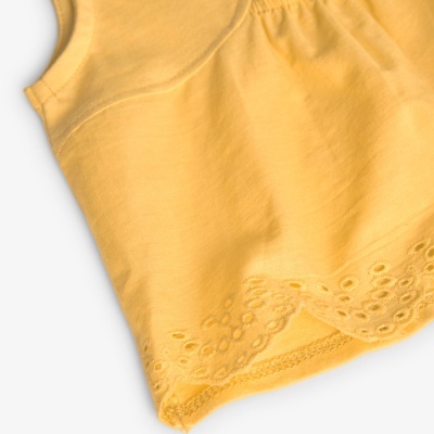 Camisola infantil amarela com bordado inglês na barra