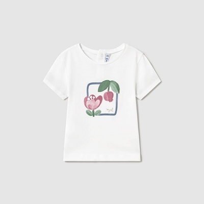 T-shirt branca de criança com estampa de flor rosa e folhas verdes