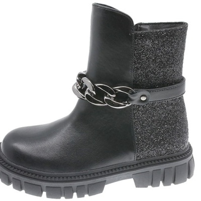 Bota preta de criança com corrente metálica prateada e sola robusta