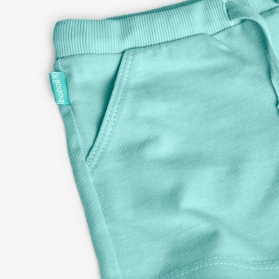 Calças de criança azuis claras com bolso e etiqueta boboli