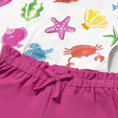 Conjunto infantil colorido com estampa de animais marinhos e calças rosa