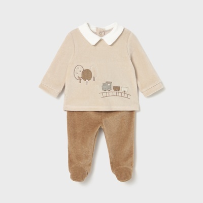 Conjunto de roupa de bebé bege com camisa de gola branca e calças castanhas