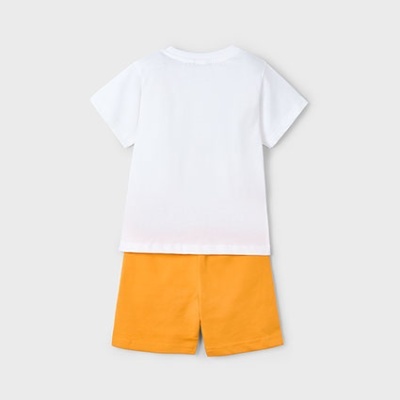 Conjunto infantil branco e laranja sobre fundo cinza claro
