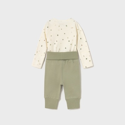Conjunto de bebé com camisola creme e calças verdes