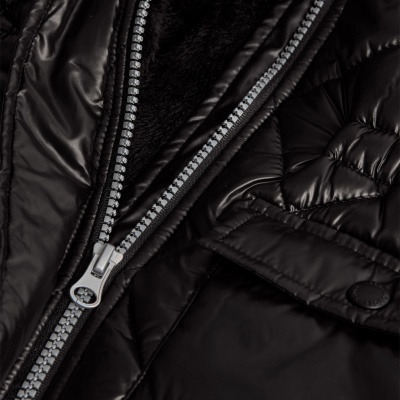 Peça de roupa preta com fecho-éclair metálico prateado e bolso acolchoado