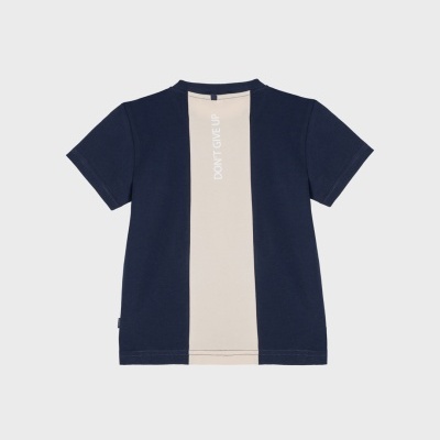 T-shirt azul escura com faixa bege central e texto branco 'DON'T GIVE UP'