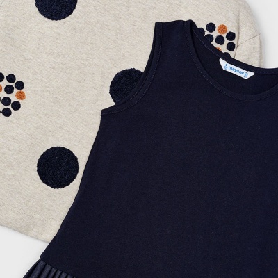 Vestido azul escuro sem mangas com saia plissada e camisola bege com pontos azuis e acastanhados