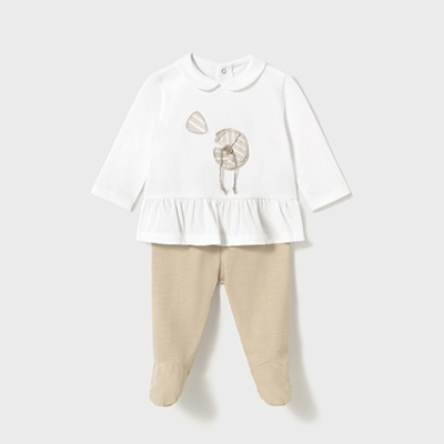 Conjunto de roupa de bebé com camisola branca e calças bege com pés fechados