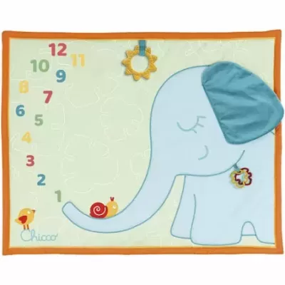 Tapete infantil com elefante azul claro, números coloridos e moldura laranja.