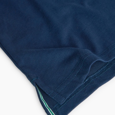 Bainha azul escura com costura e detalhe de riscas junto à abertura