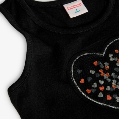 Top de alças preto com bordado de coração colorido e etiqueta da marca boboli