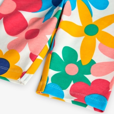 Detalhe de tecido com padrão de flores grandes coloridas em roupa.