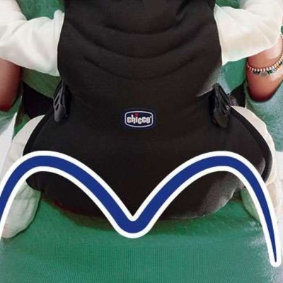 Canguru frontal para bebé preto da Chicco usado por adulto com camisa verde