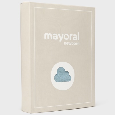 Embalagem bege elegante 'mayoral newborn' com recorte em forma de nuvem azul