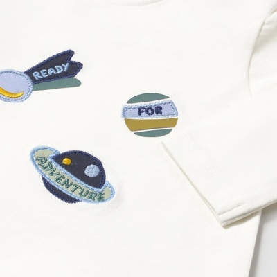 Camisola branca de manga longa com aplicações de tecido de planetas e fitas com texto