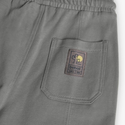 Calças cinzentas com bolso traseiro e etiqueta 'boboli SINCE 1984'