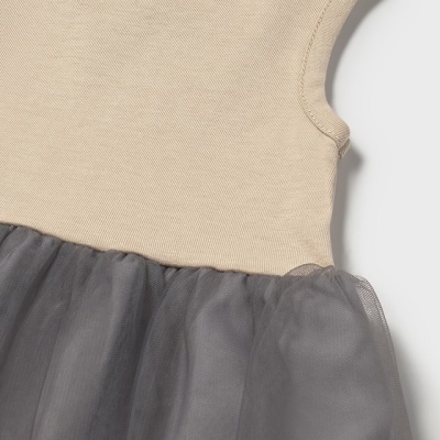 Vestido de criança bege com saia de tule cinzento