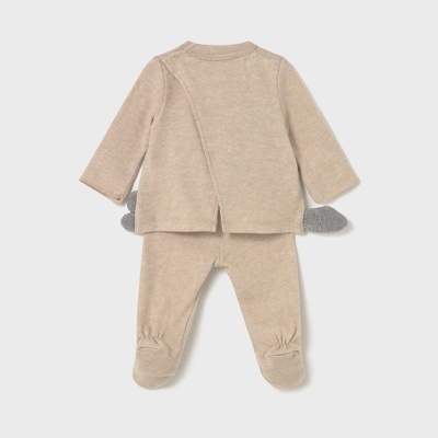 Conjunto de bebé bege com casaco e macacão
