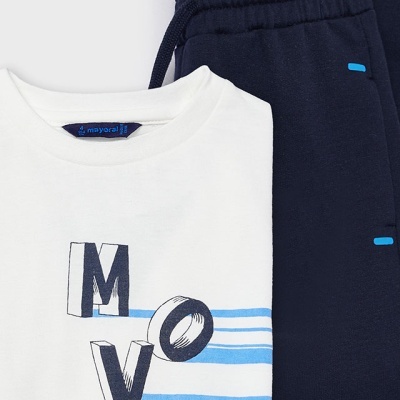 Conjunto t-shirt branca com estampado MOVE e calças azul escuro