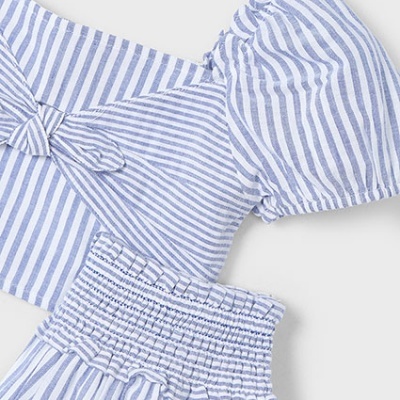 Conjunto de roupa feminina listrado azul e branco com top de manga curta e saia ou calça com cintura franzida