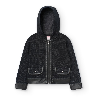 Casaco com capuz e fecho preto para criança com bolsos e detalhes em tecido liso