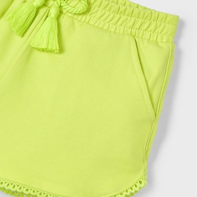 Calção amarelo fluorescente com cordão de franjas e barra em renda