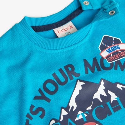 Camisola azul turquesa para criança com estampa de montanhas e texto Sailing Adventure