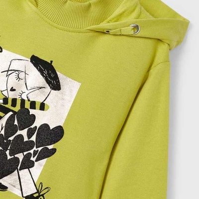 Camisola amarela com capuz e estampa de figura humana estilizada em preto e branco