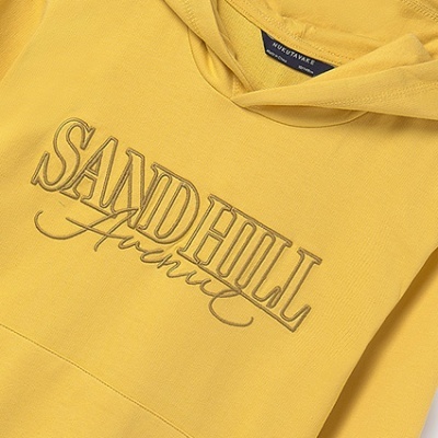 Sweatshirt com capuz amarelo mostarda com texto bordado no peito