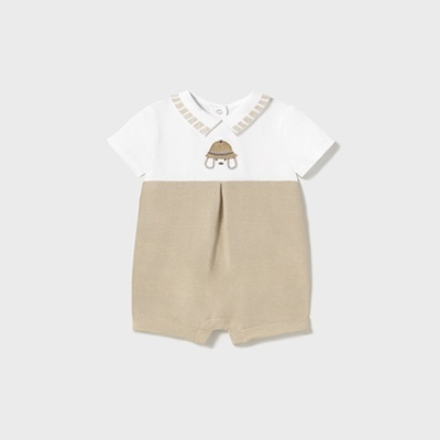 Macacão curto branco e bege para bebé com bordado de rosto com chapéu
