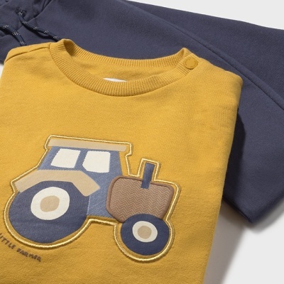 Conjunto de roupa infantil com t-shirt amarela e calças azuis