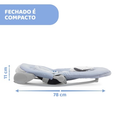 Berço portátil azul claro fechado, com 11 cm de altura e 78 cm de comprimento