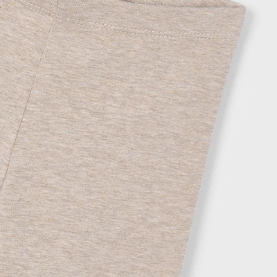 Detalhe de peça de roupa cinzenta clara com etiqueta 'mayoral'