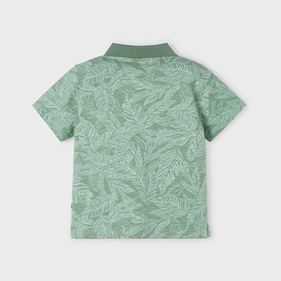 Polo infantil verde com padrão de folhas, visto de costas
